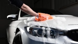 Comment bien nettoyer la carrosserie de sa voiture sans la rayer ?