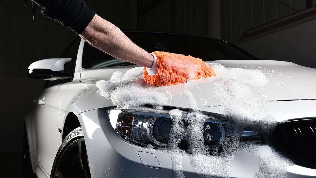 Esthétique auto: Quelles solutions pour nettoyer un véhicule sans abîmer la  surface de la carrosserie